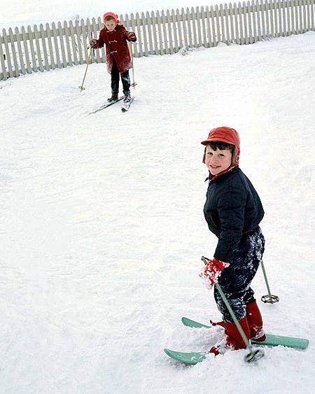 dzieci na nartach